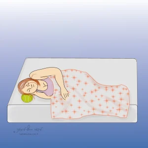 חידה יומית מאויירת: אישה ישנה במיטה, ראשה מונח על כדור טניס - latmuna.co.il